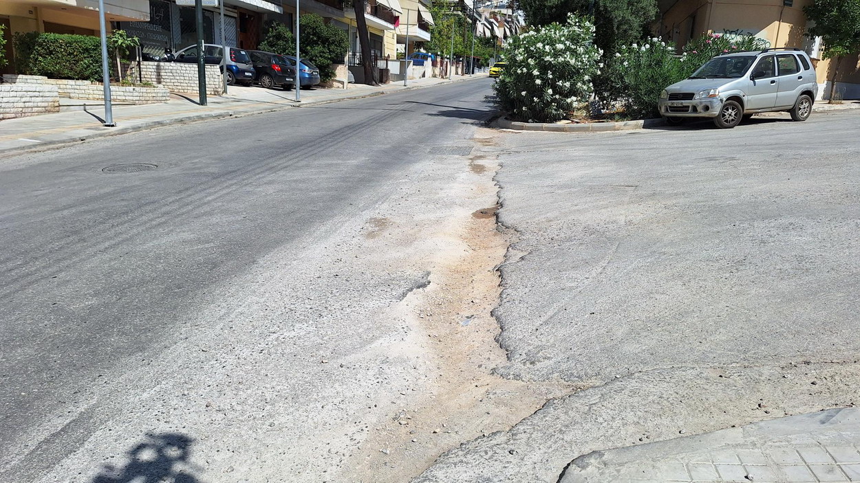 Παραμένουν τα επικίνδυνα χαντάκια στην Π. Π. Γερμανού, στις διασταυρώσεις με την Θεμιστοκλέους και Πλάτωνος
