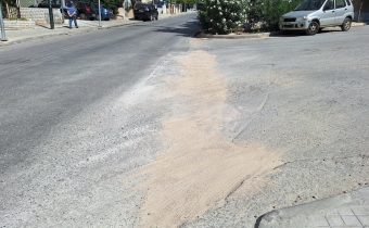 Καλύφθηκαν τα χαντάκια με λίγο χώμα – Μόλις περάσουν οχήματα θα σκορπιστεί στο οδόστρωμα…