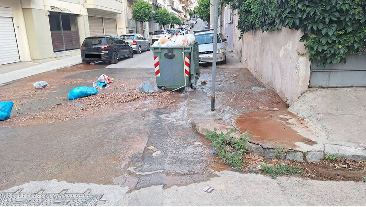 ΔΕΥΤΕΡΑ ΞΗΜΕΡΩΜΑΤΑ – Μεγάλες ποσότητες νερού τρέχουν στους δρόμους από διαρροή Επτανήσου & Παλ. Πολεμιστών