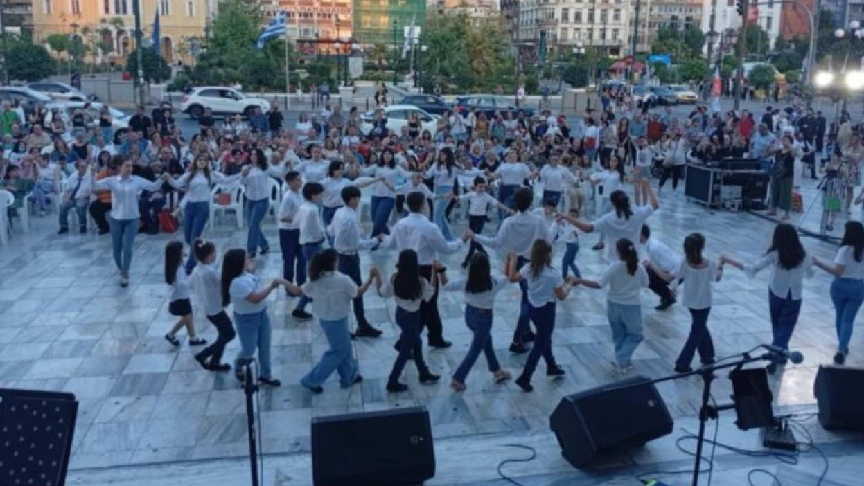 Εξαιρετική Εμφάνιση της Παιδικής-Εφηβικής Ομάδας του Σχολείου Παράδοσης & Λαογραφίας του Δήμου Αγίας Βαρβάρας στο Δημοτικό Θέατρο Πειραιά