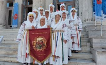 Το χορευτικό τμήμα Ι.Ν Προφήτου Ηλιού σε εκδήλωση του Παραρτήματος Πειραιώς και Νήσων της UNESCO