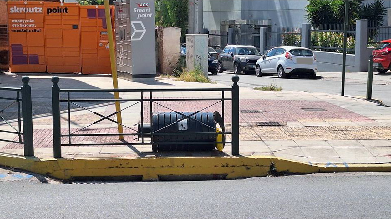 Ξηλωμένος κάδος μικροαπορριμμάτων στο πεζοδρόμιο της Ελ. Βενιζέλου