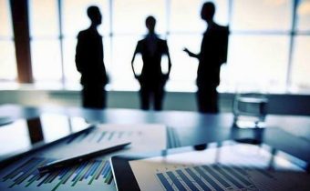 Αγίου Πνεύματος 2025: Τι ισχύει με τράπεζες, καταστήματα και σούπερ μάρκετ – Για ποιους είναι αργία