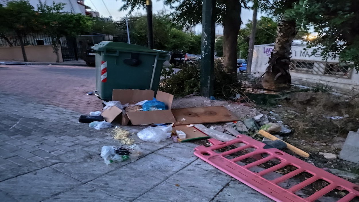 Γύρω από τον κάδο απορριμμάτων πεταμένα σκουπίδια. Κάποιοι αδιαφορούν για τη δημόσια υγεία και την καθαρή πόλη