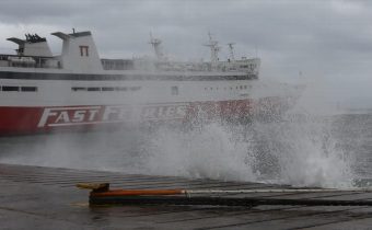 Απαγορευτικό απόπλου στην Αττική λόγω θυελλωδών ανέμων – Τι ισχύει για τα δρομολόγια Αργοσαρωνικού