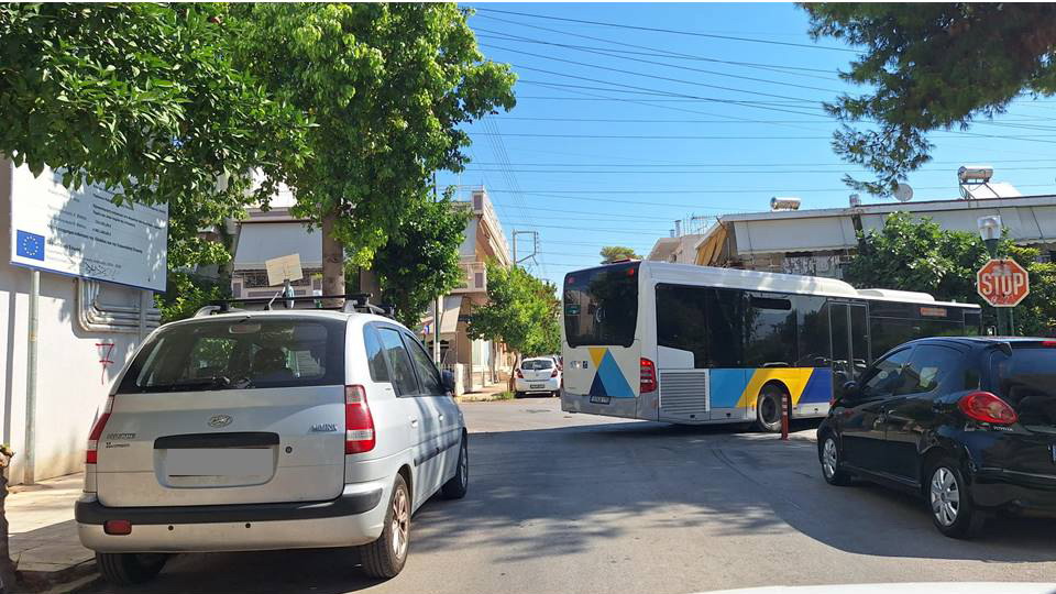 Τα λεωφορεία δυσκολεύονται στη στροφή Βουτένης και Σίφνου