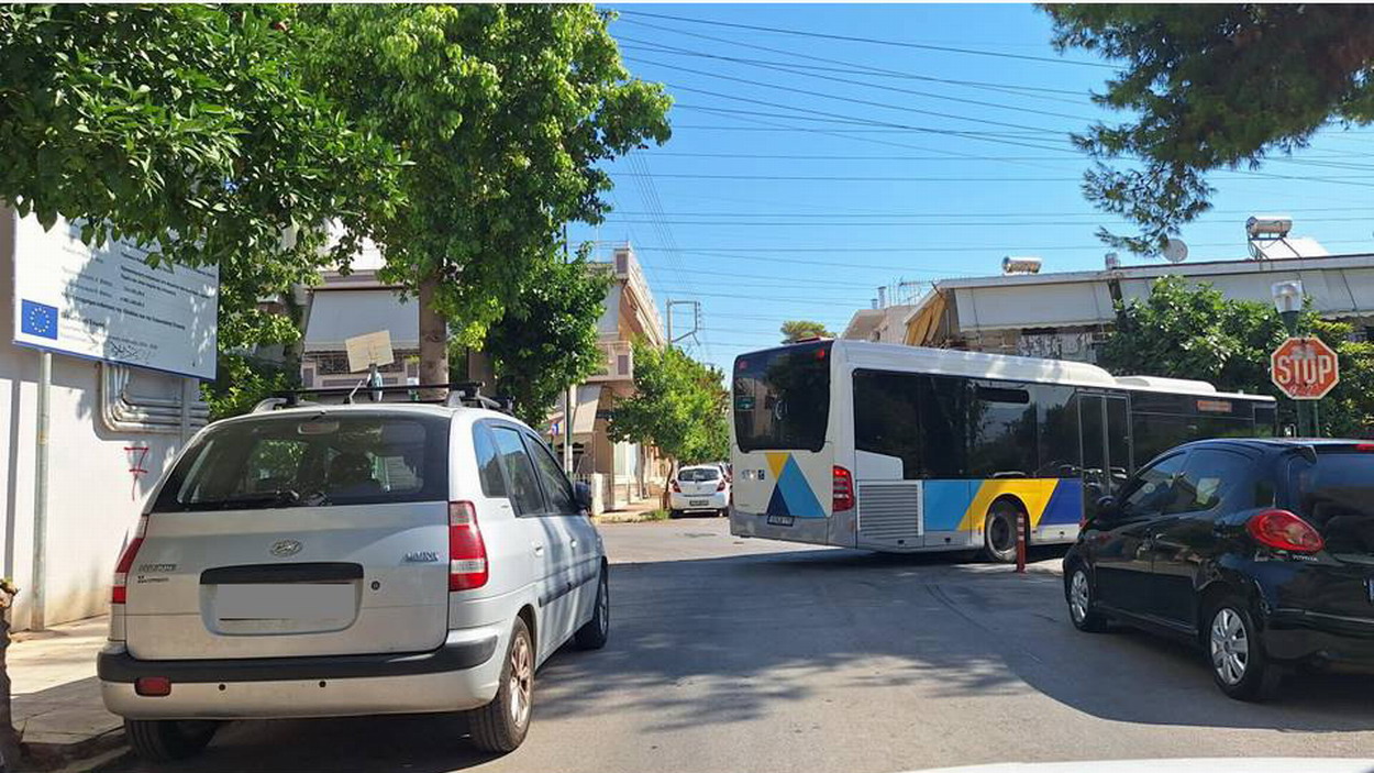 Τα λεωφορεία δυσκολεύονται στη στροφή Βουτένης και Σίφνου