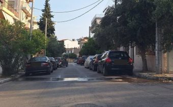 Συνεχίζεται η διαρροή νερού στη συμβολή των οδών Αριστοφάνους & Ερμού