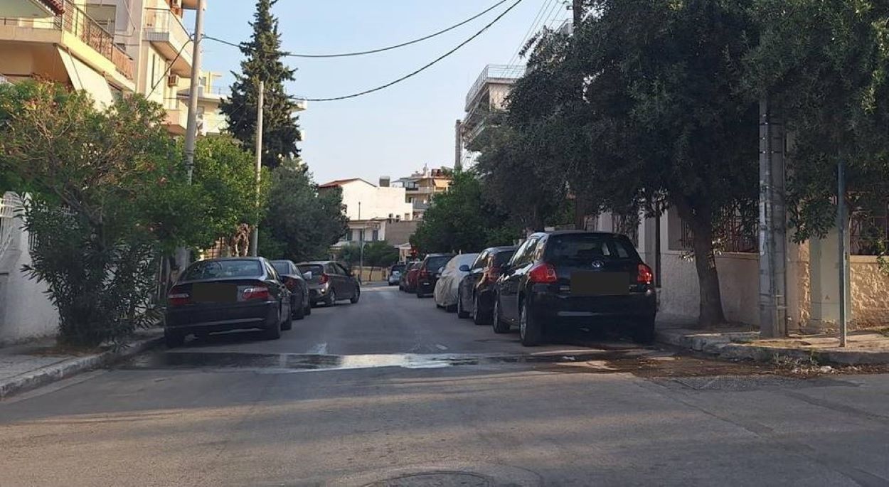 Συνεχίζεται η διαρροή νερού στη συμβολή των οδών Αριστοφάνους & Ερμού