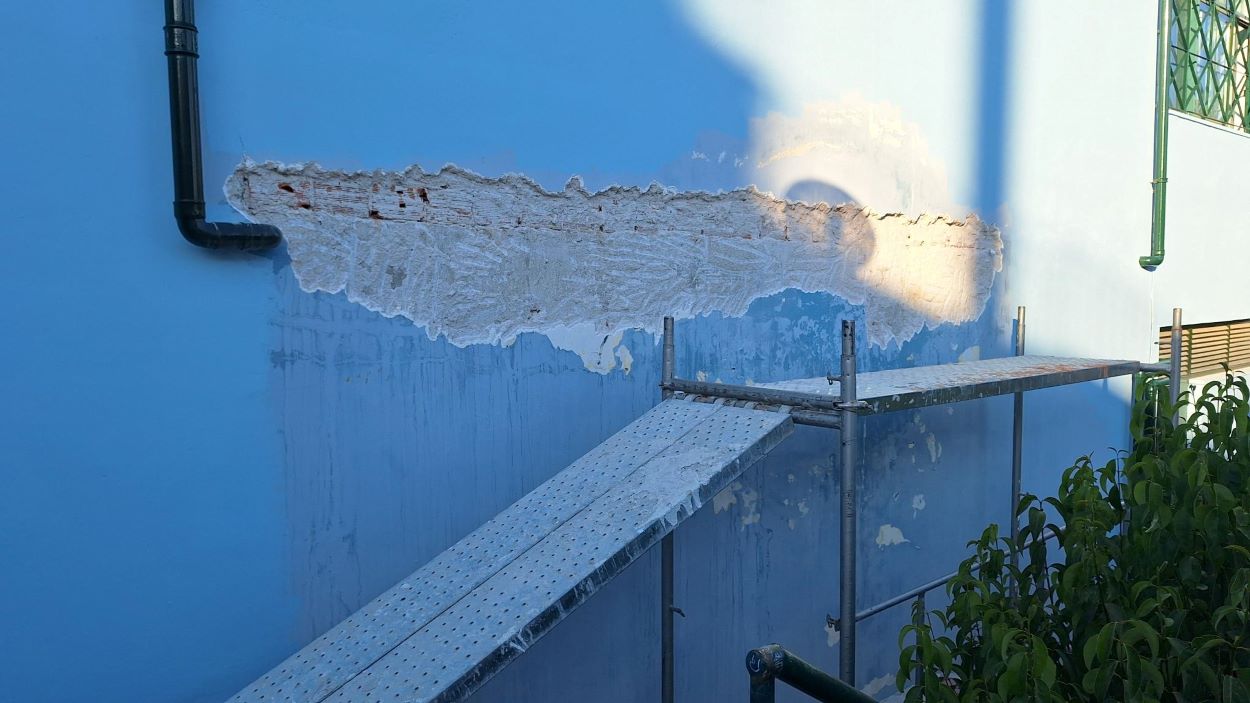 Εργασίες για την αντιμετώπιση της υγρασίας στο Α Δημοτικό Σχολείο, βαψίματα κ.ά…