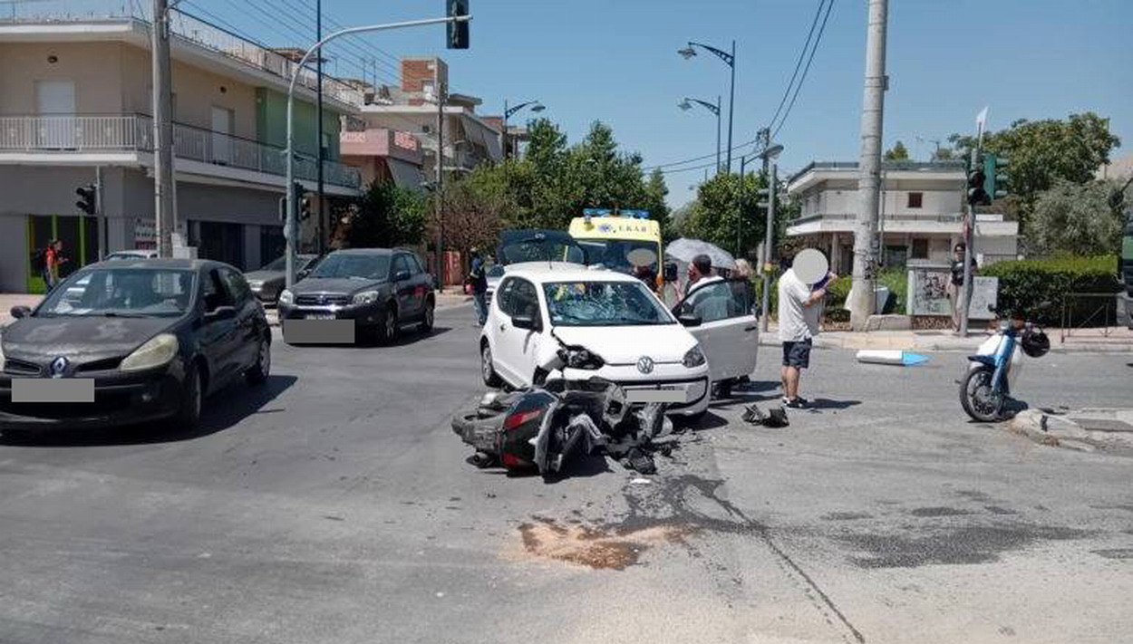 Σφοδρη σύγκρουση Ι.Χ. με δίκυκλο, από παραβίαση πινακίδας ΚΟΚ…