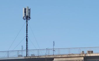 Τι εργασίες γίνονται στην κεραία κινητής τηλεφωνίας στην ταράτσα ακινήτου στην πλατεία Παναγίας Ελεούσας;;;