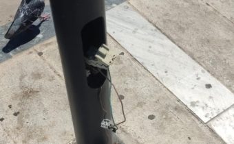 Καλώδια κρέμονται από φωτιστικό κολωνάκι στην πλατεία Παναγίας Ελεούσας