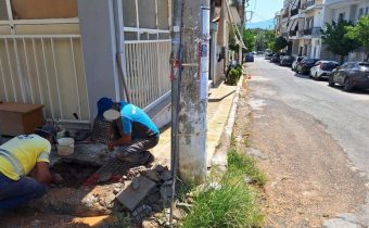 Διαρροή νερού στο πεζοδρόμιο της οδού Καραολή, αντιμετωπίστηκε από την ΕΥΔΑΠ