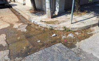 Διαρροή νερού στη συμβολή των οδών Αριστοφάνους & Ερμού