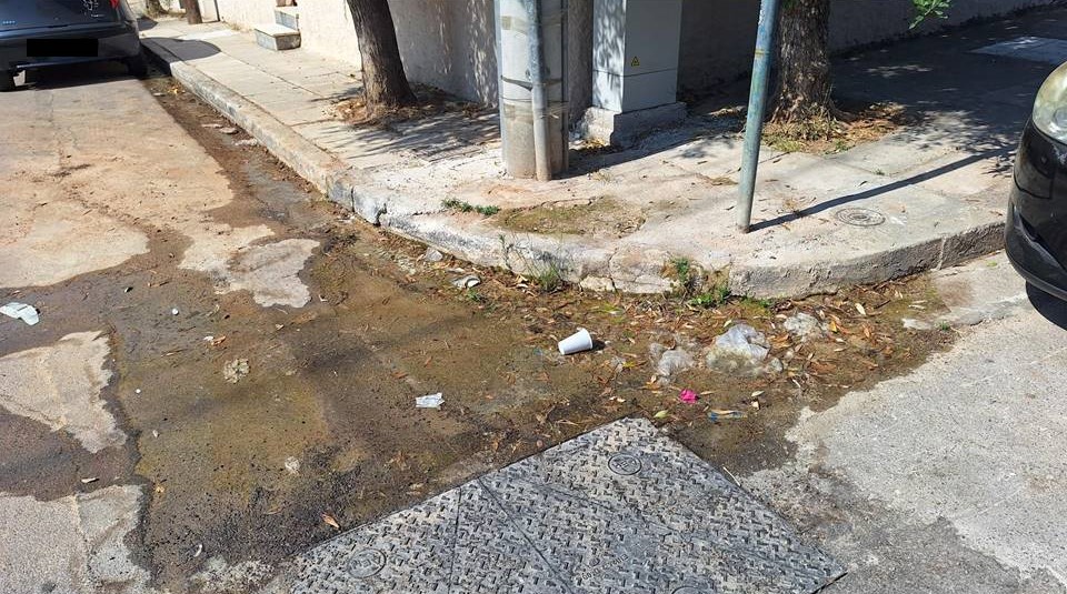 Διαρροή νερού στη συμβολή των οδών Αριστοφάνους & Ερμού