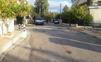 ΤΡΙΑΝΤΑ ΔΥΟ μήνες μετά, δεν έχουν τοποθετηθεί ακόμα στο κομμάτι του δρόμου που μετονομάστηκε σε Ζουλιέν Γκριβέλ, οι πινακίδες με την νέα ονομασία του