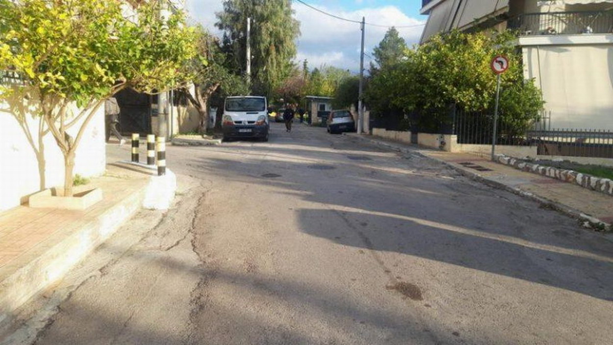 ΤΡΙΑΝΤΑ ΔΥΟ μήνες μετά, δεν έχουν τοποθετηθεί ακόμα στο κομμάτι του δρόμου που μετονομάστηκε σε Ζουλιέν Γκριβέλ, οι πινακίδες με την νέα ονομασία του