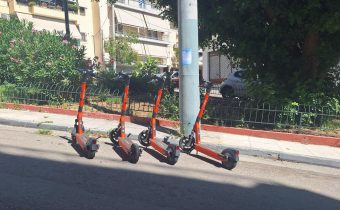 Εμφανίστηκαν παρκαρισμένα και ακούνητα τέσσερα ηλεκτρικά πατίνια…