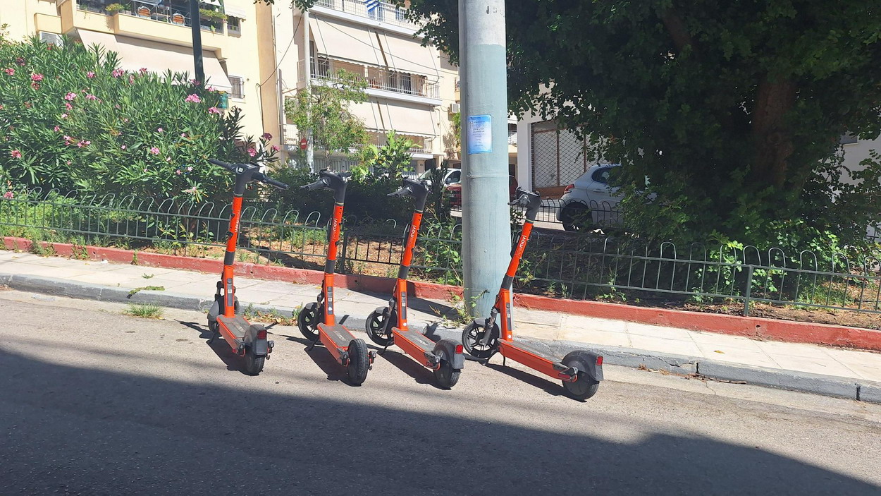 Εμφανίστηκαν παρκαρισμένα και ακούνητα τέσσερα ηλεκτρικά πατίνια…