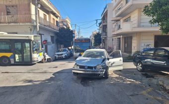 Σφοδρή σύγκρουση οχημάτων στη διασταύρωση των οδών Στ. Σαράφη και Κρήτης