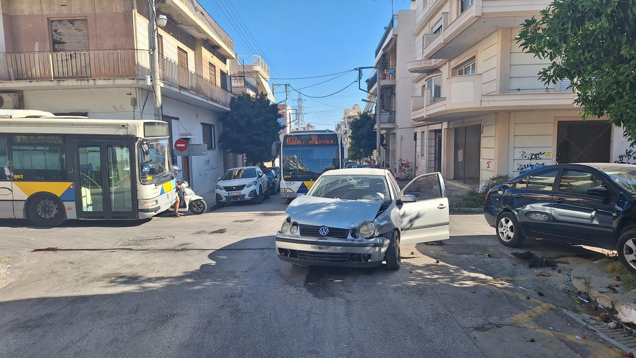 Σφοδρή σύγκρουση οχημάτων στη διασταύρωση των οδών Στ. Σαράφη και Κρήτης