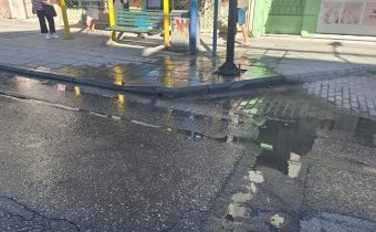 Διαρροή νερού στο πεζοδρόμιο της Ελ. Βενιζέλου, που προσφάτως κατασκευάστηκε…