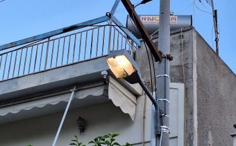 Συνεχίζουν τα φώτα του δημοτικού φωτισμού να είναι αναμμένα στην οδό Χίου, 24 ώρες το εικοσιτετράωρο