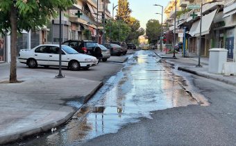 Συνεχίζεται η διαρροή νερού στην Ελ. Βενιζέλου από το πεζοδρόμιο και το οδόστρωμα…