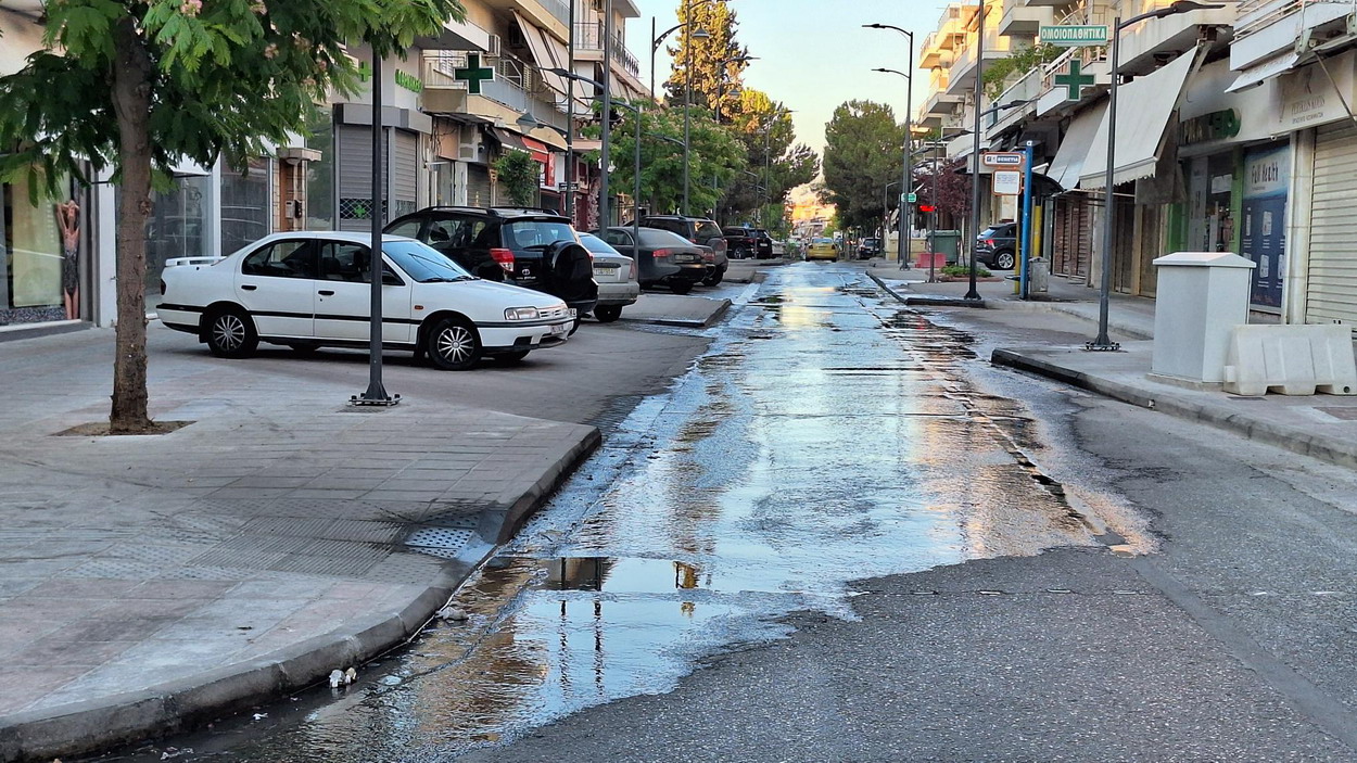 Συνεχίζεται η διαρροή νερού στην Ελ. Βενιζέλου από το πεζοδρόμιο και το οδόστρωμα…