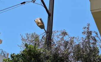 Συνεχίζουν τα φώτα του δημοτικού φωτισμού να είναι αναμμένα στην οδό Χίου, 24 ώρες το εικοσιτετράωρο
