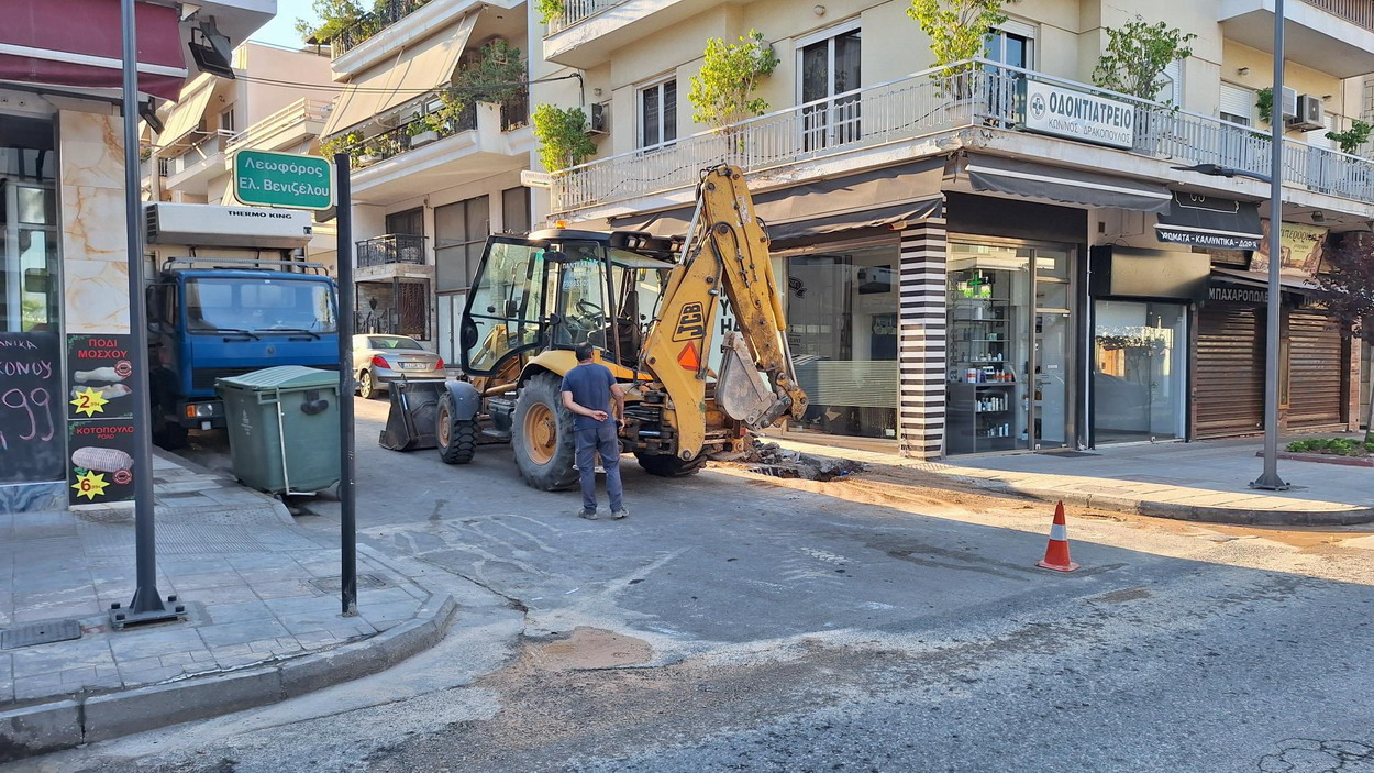 Μετά από μία εβδομάδα περίπου διαρροής νερού στην κεντρική μας λεωφόρο Ελ. Βενιζέλου, αποκαταστάθηκε η βλάβη