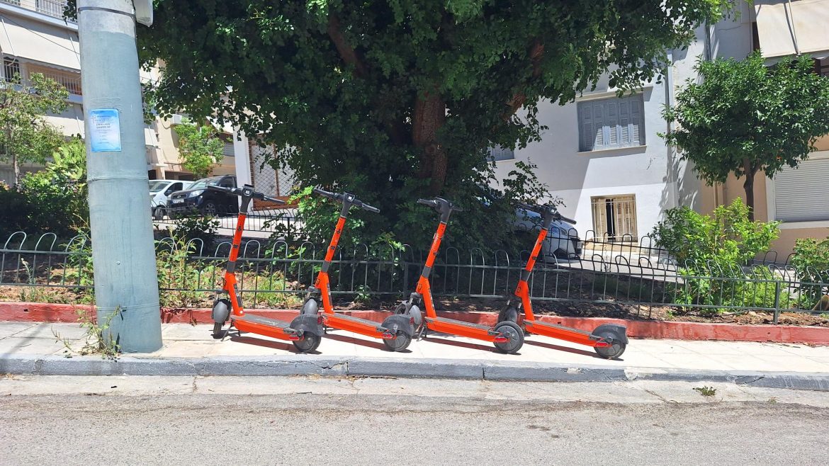 Ηλεκτρικά πατίνια σε τριγωνάκι επί εβδομάδες ακούνητα…