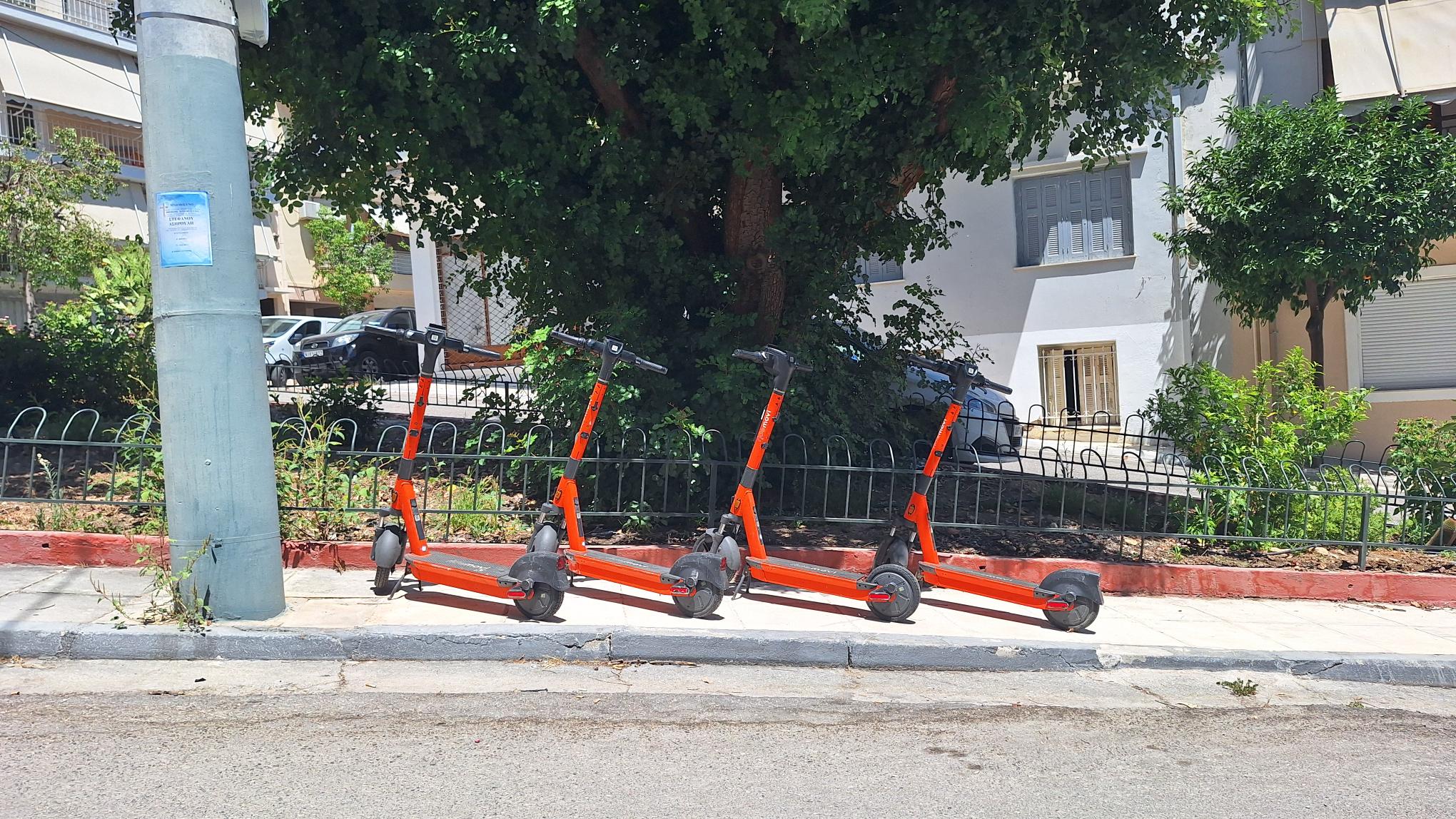 Ηλεκτρικά πατίνια σε τριγωνάκι επί εβδομάδες ακούνητα…