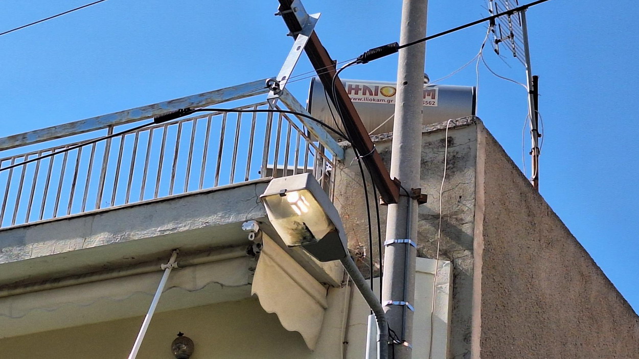 Συνεχίζει να καίει ο δημοτικός φωτισμός, εδώ και ημέρες στην οδό Χίου μερόνυχτα…