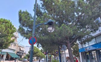 Φωτιστικό σώμα κρέμεται σε στύλο δημοτικού φωτισμού