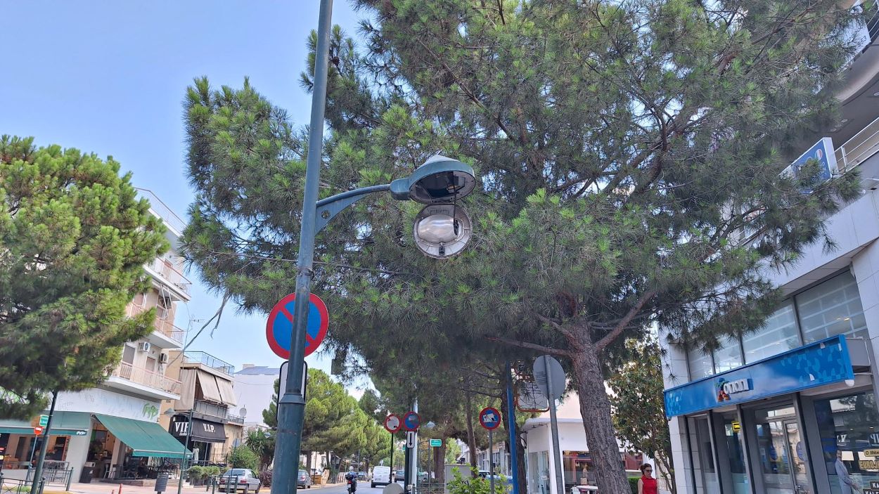 Φωτιστικό σώμα κρέμεται σε στύλο δημοτικού φωτισμού