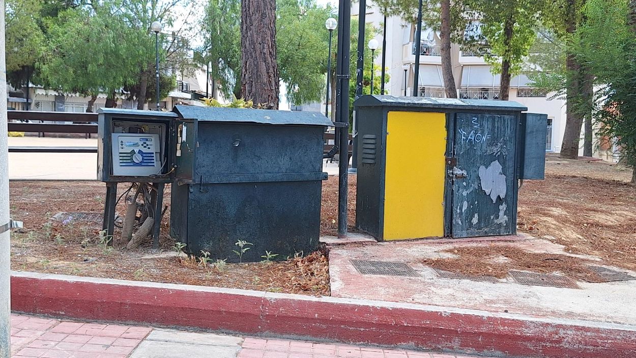 Ανασφάλιστο πίλαρ με ηλεκτρονικό εξοπλισμό στην πλατεία Δημοκρατίας