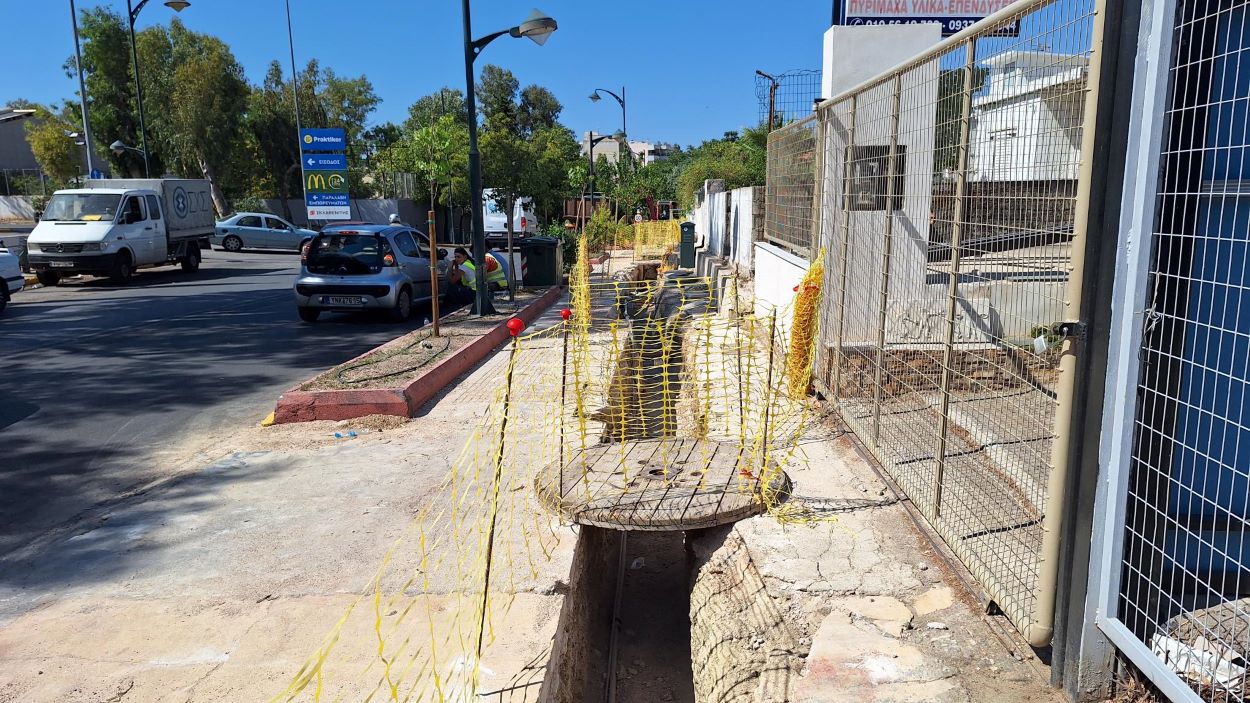 Μεγάλη και σοβαρή εργασία έχει προγραμματίσει και πραγματοποιεί ο ΔΕΔΔΗΕ στο πεζοδρόμιο της Ελ. Βενιζέλου