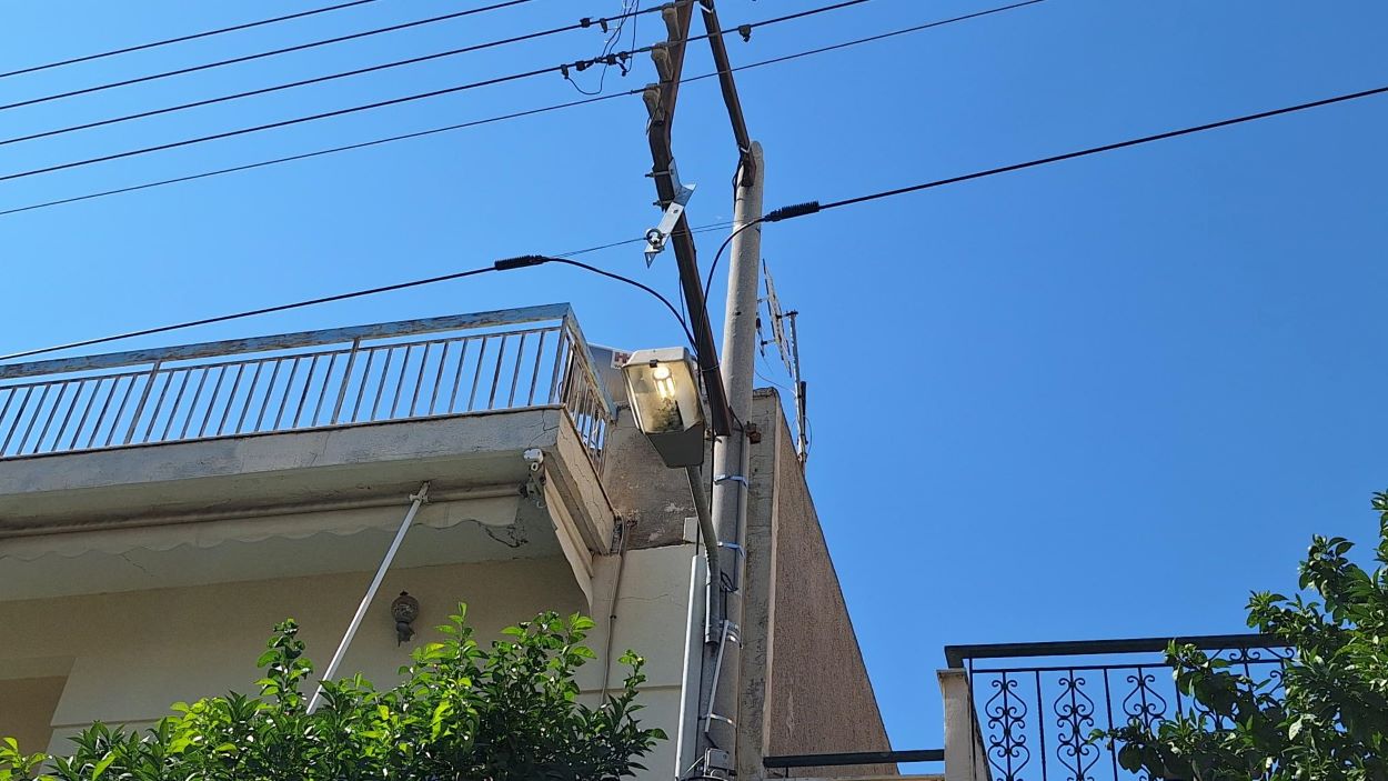 Διανύουμε την τρίτη εβδομάδα και ο δημοτικός φωτισμός στην οδό Χίου, είναι μερόνυχτα αναμμένος