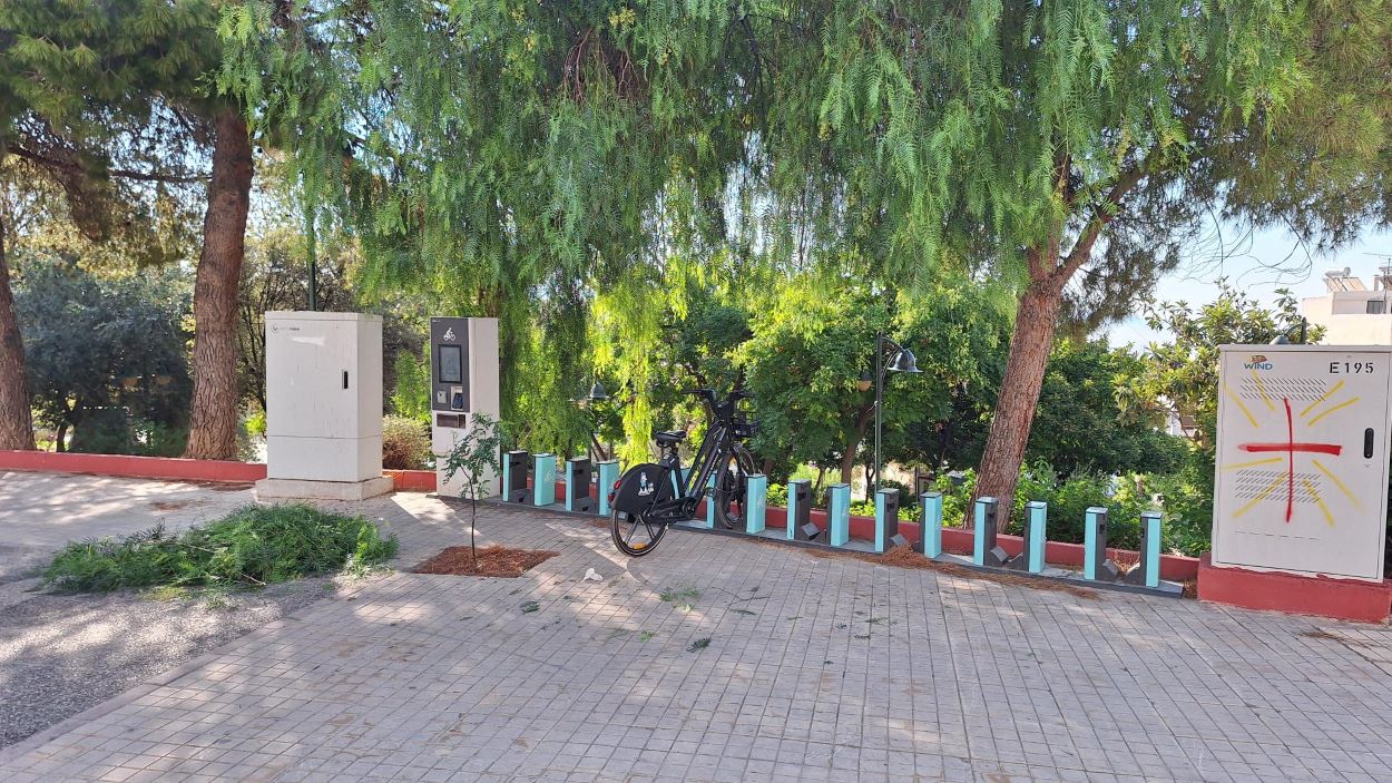 Κλαδεύτηκε το δένδρο που είχε πνίξει τον “σταθμό” ποδηλάτων στην Παπαδιαμάντη… –  Τα ποδήλατα που είναι;;;