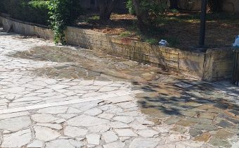 Μπορεί να μην ποτίζει το χώμα αλλά  πλένει το πλακόστρωτο, το αυτόματο πότισμα στον πεζόδρομο Διομήδη Κομνηνού…