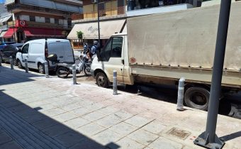 Μεταλλικά κολωνάκια στα πεζοδρόμια της Ελευθερίου Βενιζέλου