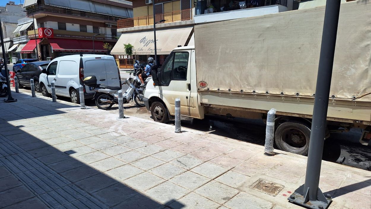 Μεταλλικά κολωνάκια στα πεζοδρόμια της Ελευθερίου Βενιζέλου
