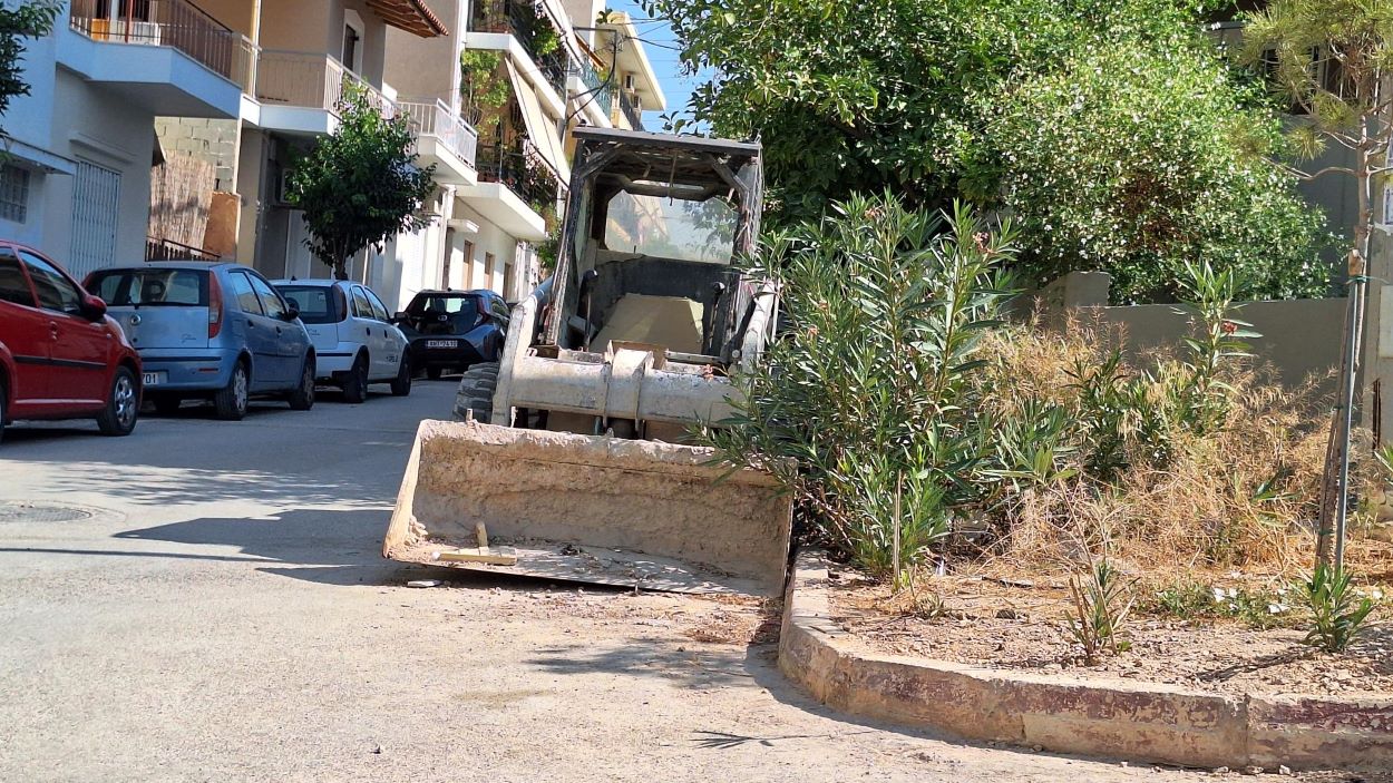 Μηχάνημα έργων βρίσκεται παρατημένο και ακούνητο από τις αρχές του χρόνου