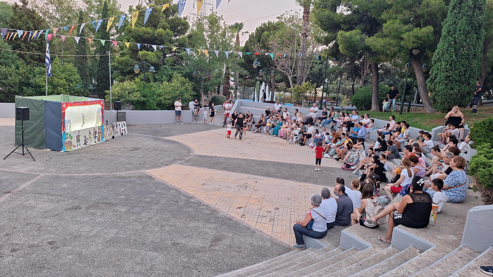 Μεγάλος αριθμός συμπολιτών μας όλων των ηλικιών παρακολούθησε εχθές το βράδυ παράσταση θεάτρου σκιών
