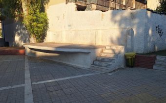 Να τοποθετηθεί προστατευτικό κιγκλίδωμα στην τσιμεντένια εξέδρα στην πλατεία 19 Μάη
