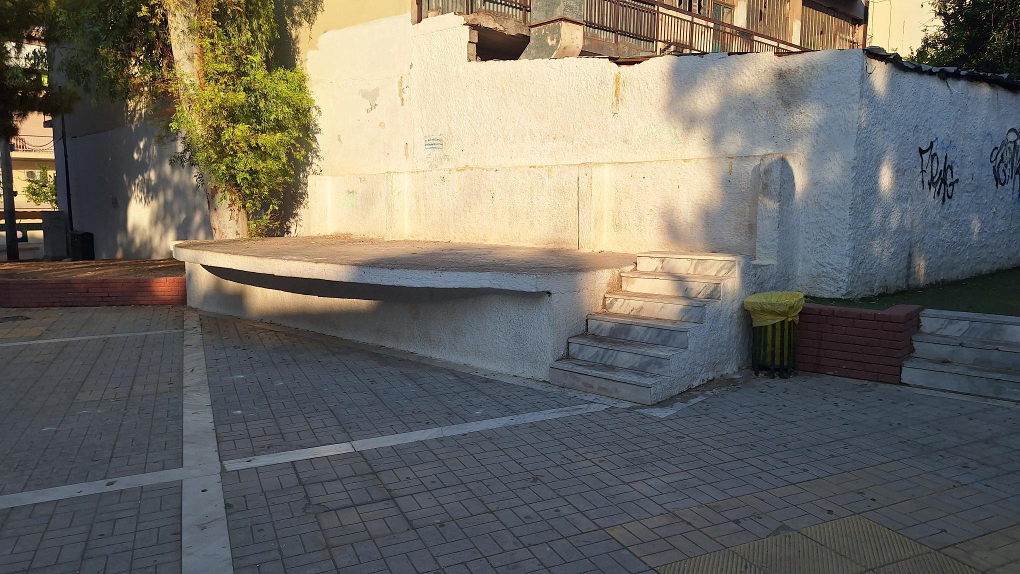 Να τοποθετηθεί προστατευτικό κιγκλίδωμα στην τσιμεντένια εξέδρα στην πλατεία 19 Μάη