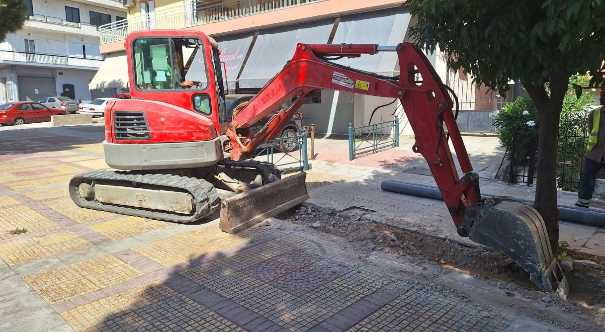 Συνεχίζονται τα σκαψίματα του ΔΕΔΔΗΕ στο πεζοδρόμιο της Ελ. Βενιζέλου