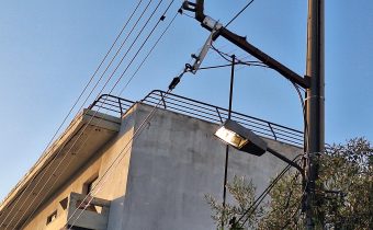 Συνεχίζεται το σήριαλ με τα αναμμένα φώτα του δημοτικού φωτισμού κατά τη διάρκεια της ημέρας
